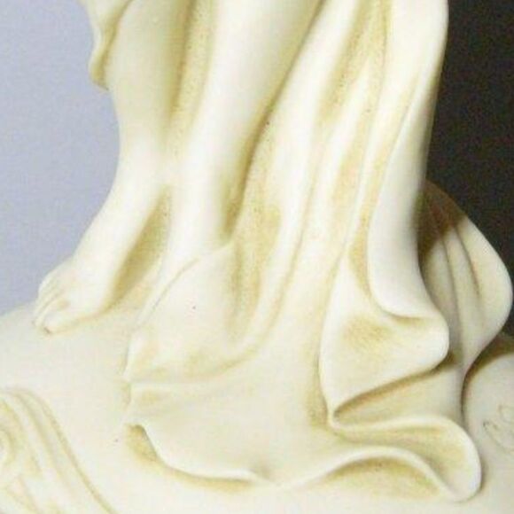 Signed Vintage Giuseppe Armani Figurine, Beautiful Lady Holding a Cornucopia - Picture 4 of 8